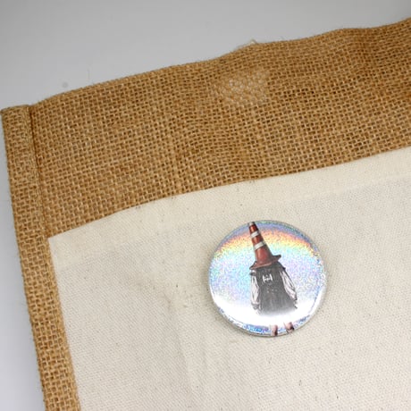 《おもしろ雑貨》ホログラム缶バッジ44mm　カラーコーンを被ってみた/SNS・インスタ映え/ウケ狙い/ギャググッズ