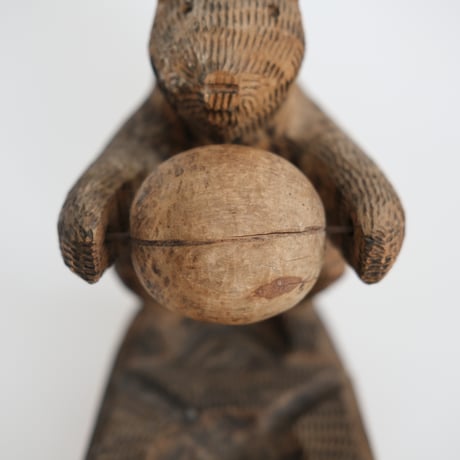 WOOD CARVING BEAR (B)