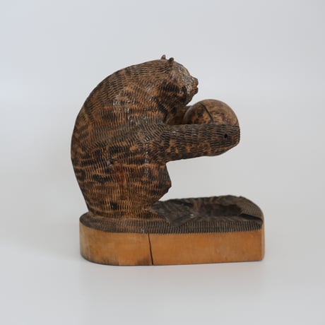 WOOD CARVING BEAR (B)