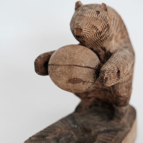 WOOD CARVING BEAR (B)