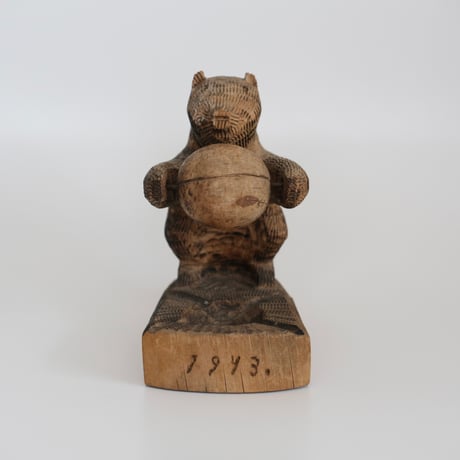 WOOD CARVING BEAR (B)