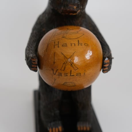 WOOD CARVING BEAR (C)