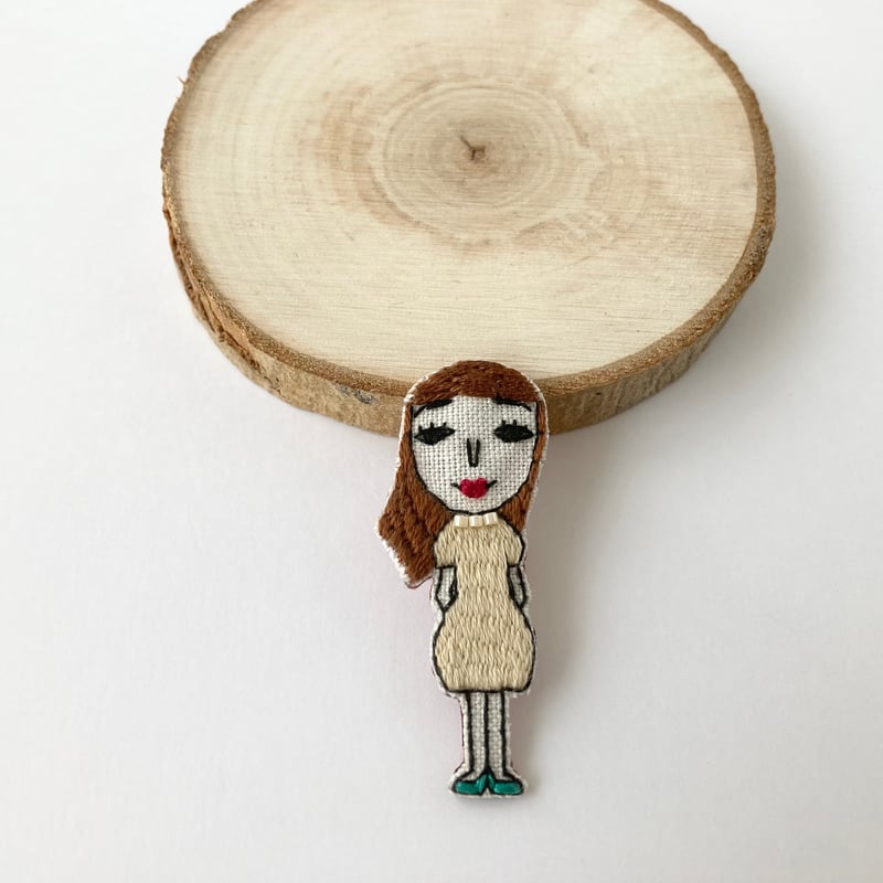 ワンピースの女の子 刺繍ブローチ | カザマル