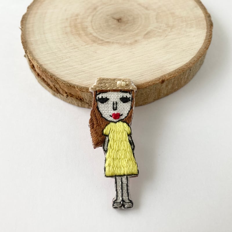 麦わら帽子の女の子 黄色のワンピース 刺繍ブローチ | カザマル