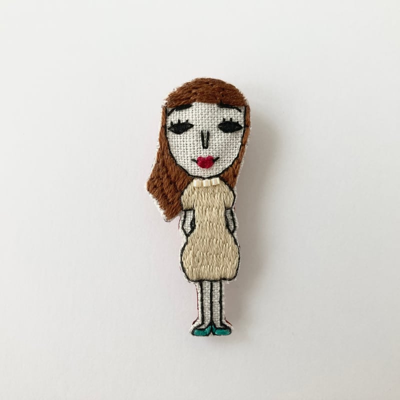 ワンピースの女の子 刺繍ブローチ | カザマル