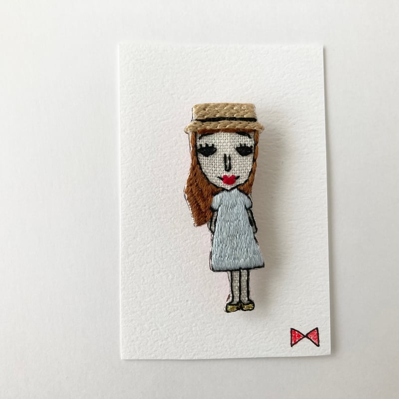 麦わら帽子の女の子 水色のワンピース 刺繍ブローチ | カザマル
