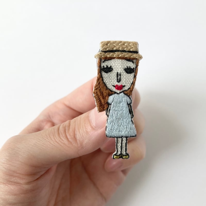 麦わら帽子の女の子 水色のワンピース 刺繍ブローチ | カザマル