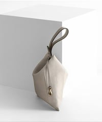【予約】ETiAM ／  シュリンクトライアングルポーチ Prism  Light Grey