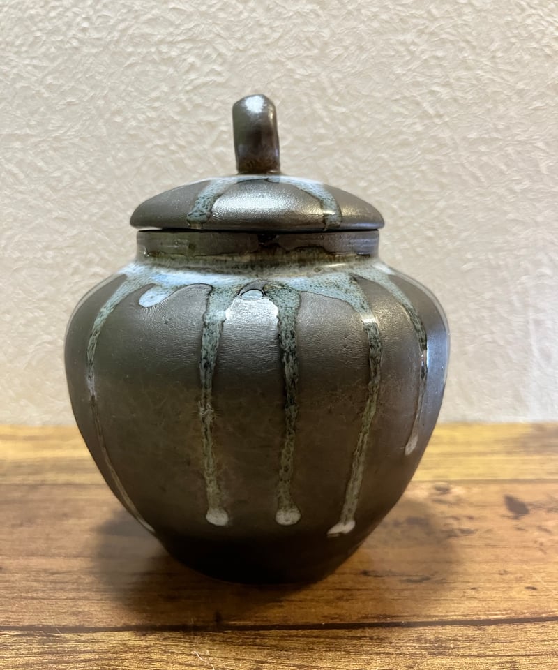 美しいフォルムの陶器壺 美しいフォルムの陶器壺