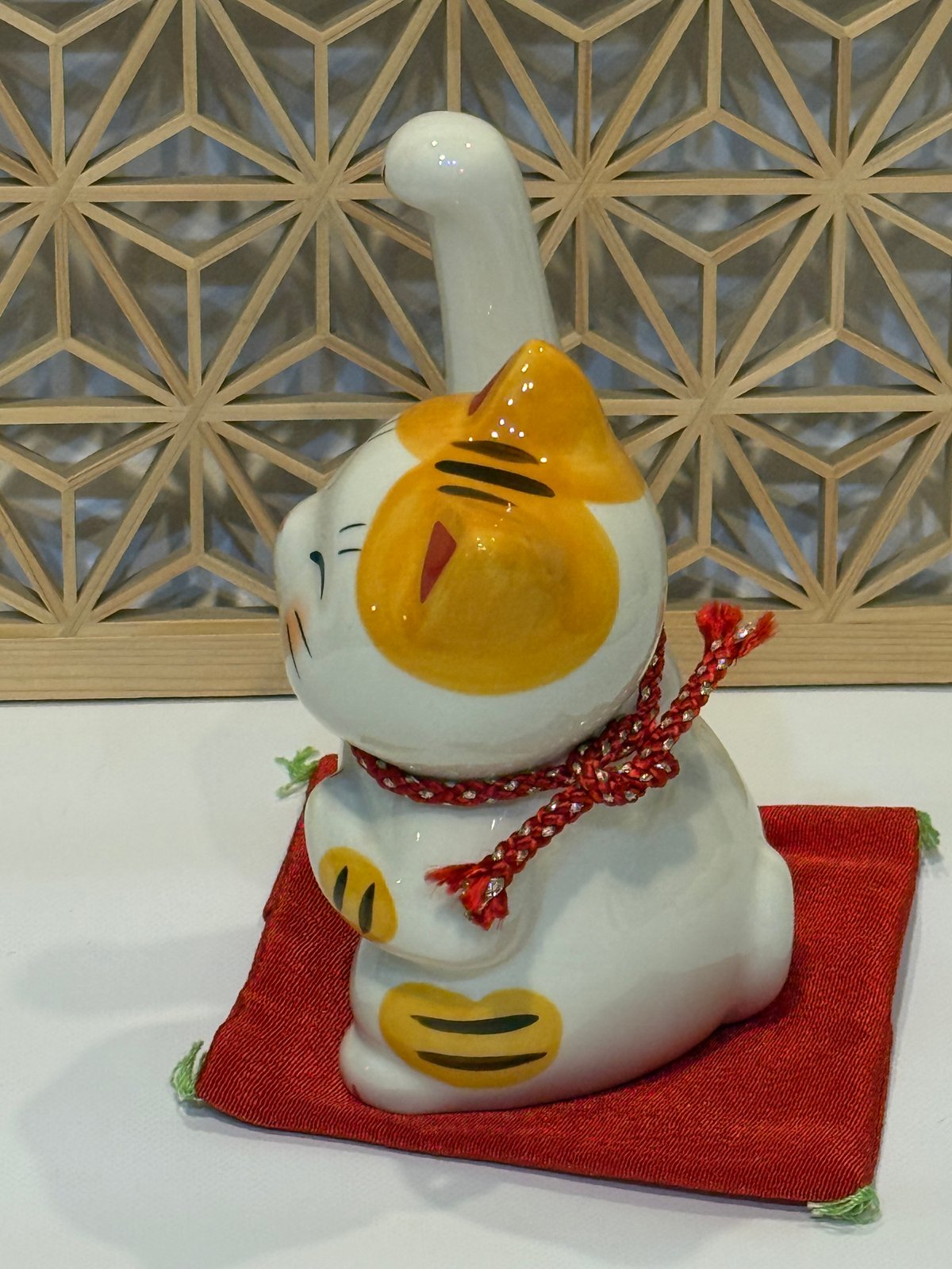 招き猫　手書き　陶器　2体　と　器 招き猫 手書き 陶器 2体 と 器