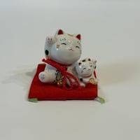 陶器の招き猫　だっこ