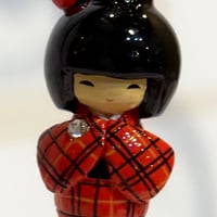 こけしキーホルダー　赤チェック