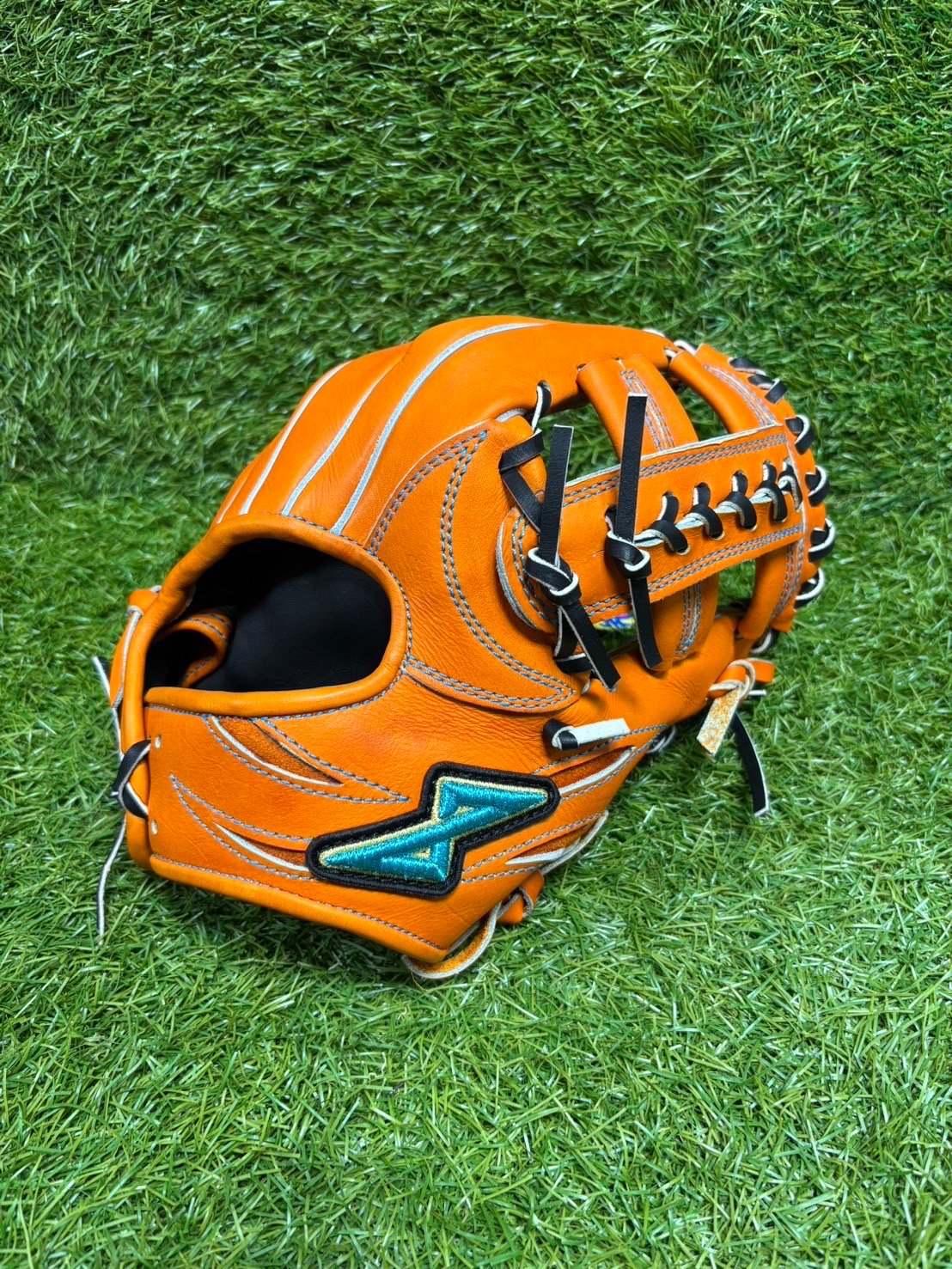 ノーリミット 新品 湯もみさ済み青い軟式用グローブ 金色ロゴ付き ノーリミット 新品 湯もみさ済み青い軟式用グローブ 金色ロゴ付き ノー