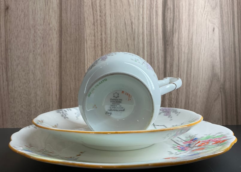 Paragon (パラゴン) のティーカップ、ソーサー、プレートのトリオ