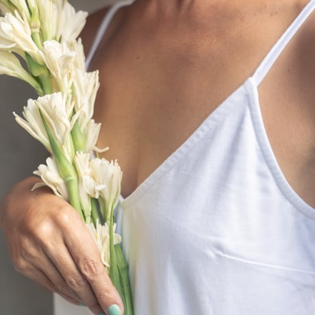 バンブーコットン カップポケット付き Vネック キャミソール（白）Bamboo Cotton V-Neck Camisole with Cup Pockets (White)