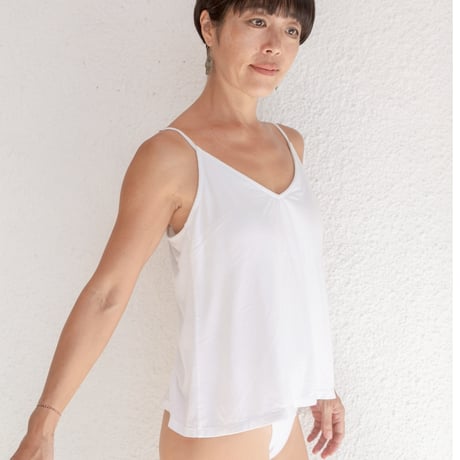 バンブーコットン カップポケット付き Vネック キャミソール（白）Bamboo Cotton V-Neck Camisole with Cup Pockets (White)
