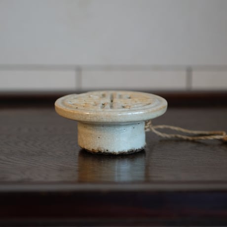 李朝 白磁餅型 寿字文様