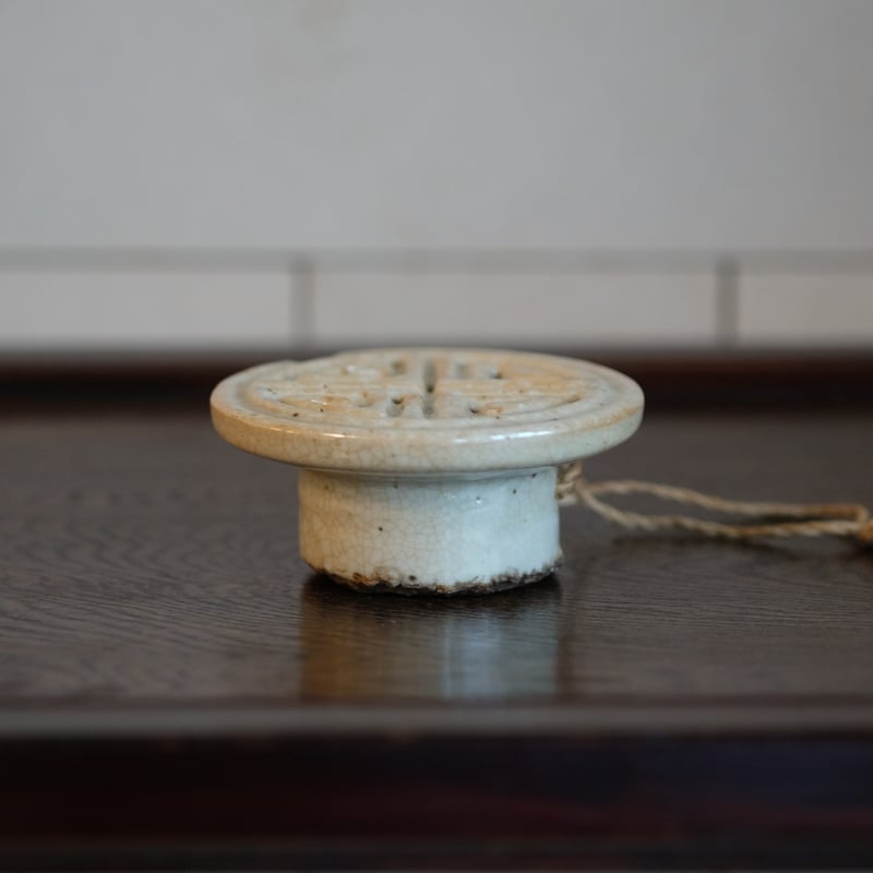 李朝 白磁餅型 寿字文様 | gallery & boutique 雪月花