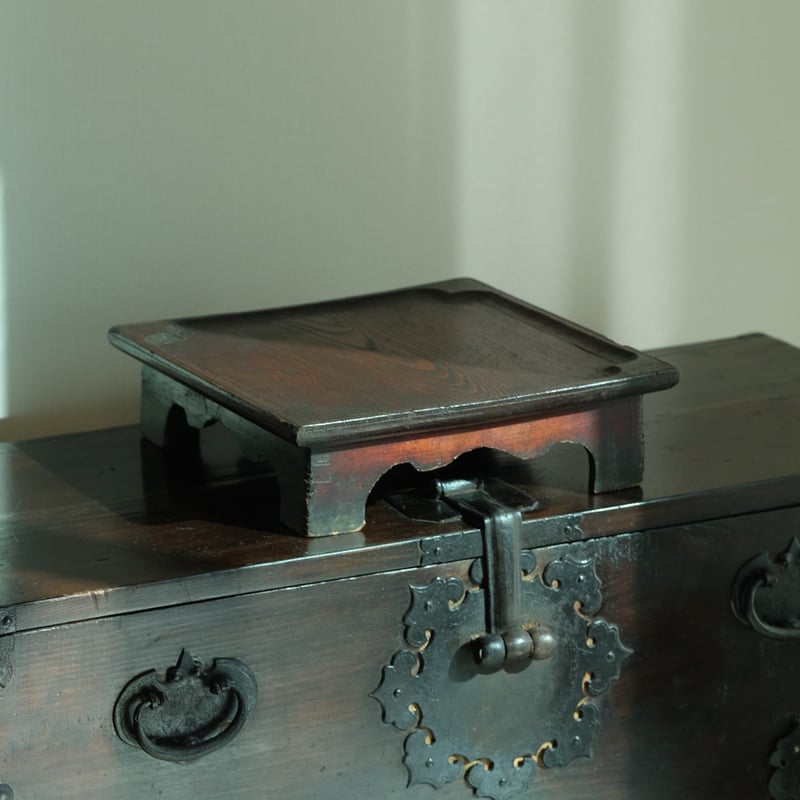 天板彫りが美しい古い餅台 | gallery & boutique 雪月花