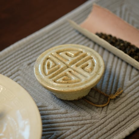 李朝 白磁餅型 寿字文様