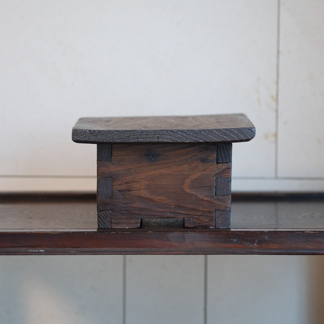 李朝‥木製枕 Amazon.co.jp: 李朝木枕 虎木枕 枕 李朝木造品 李朝工芸品 李朝