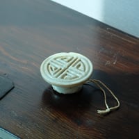 李朝 白磁餅型 寿字文様
