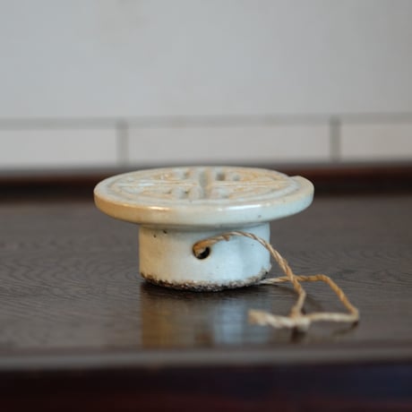 李朝 白磁餅型 寿字文様