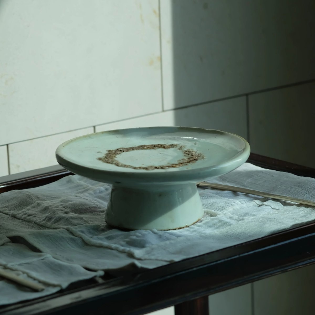 李朝、祭器、白磁、高台皿。完品。箱。 李朝、祭器、白磁、高台皿。完品。箱。 インテリア小物