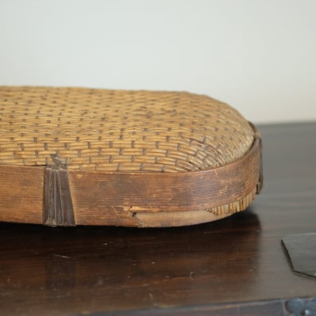 柳編みの古い入れ物