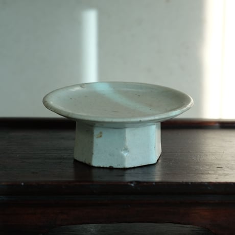 李朝 面取りされた小さな白磁の祭器