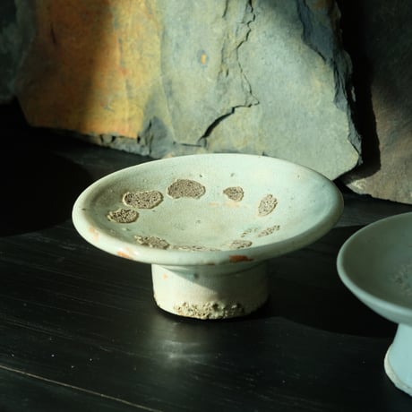 李朝　韓国古美術　韓国古陶磁器　白磁　陽刻浮彫　花文様　高付皿　菓子型　餅型 李朝 韓国古美術 韓国古陶磁器 白磁 陽刻浮彫 花文様 高付皿 菓子型 餅