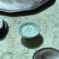 李朝 白磁餅型「双喜」