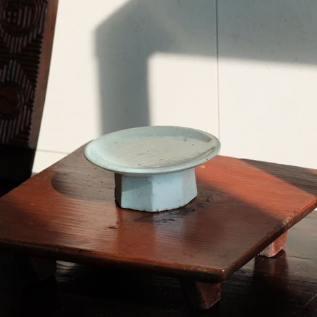 李朝 面取りされた小さな白磁の祭器