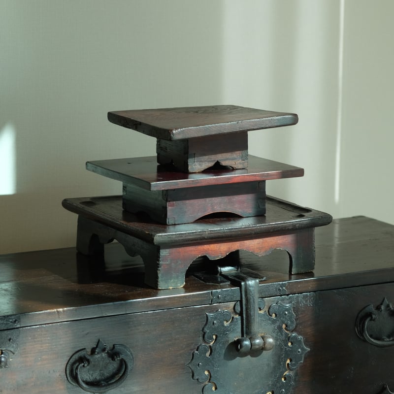 天板彫りが美しい古い餅台 | gallery & boutique 雪月花