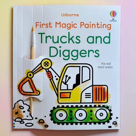 送料無料サービス中！小さなお子さんに上質な休憩タイムを！【マジックペインティングブック・Trucks and Diggers （働くのりもの）】ファースト・シリーズ｜水だけで色づく魔法の水ぬりえ