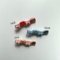 uneune ribbon pin