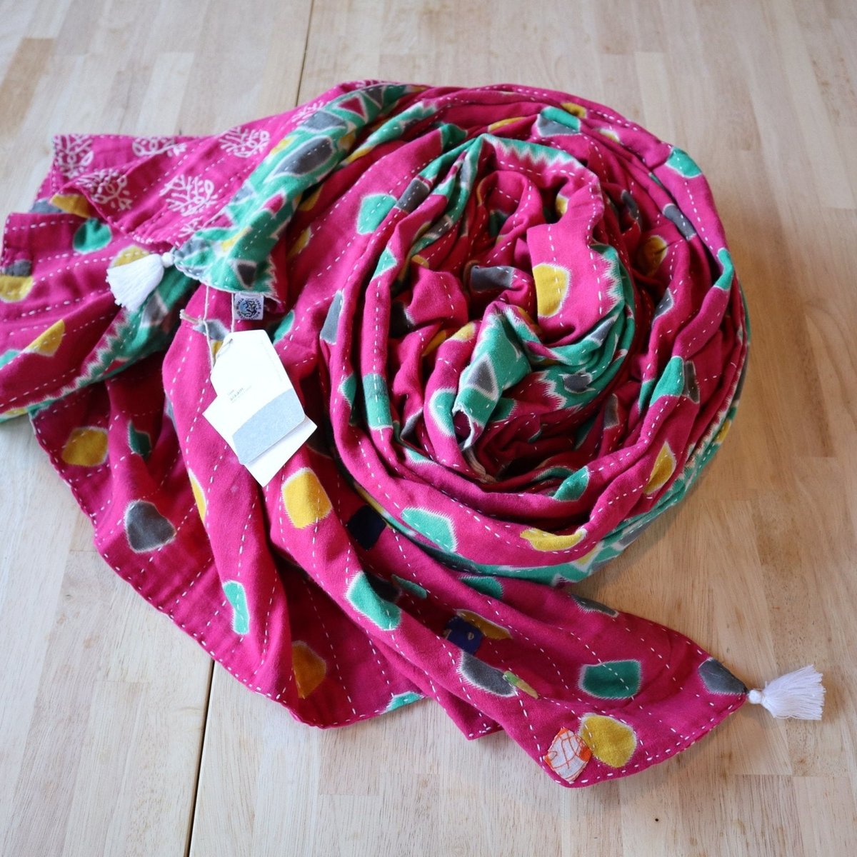 リサイクルサリー】暮らしの布【ピンク×緑×幾何学模様】1900×1900  