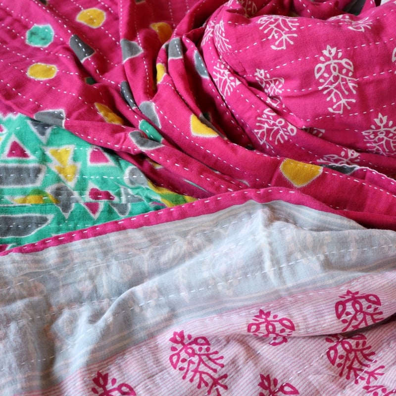 リサイクルサリー】暮らしの布【ピンク×緑×幾何学模様】1900×1900  