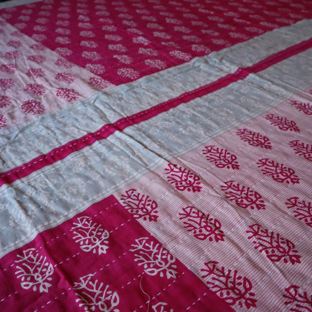 リサイクルサリー】暮らしの布【ピンク×緑×幾何学模様】1900×1900  