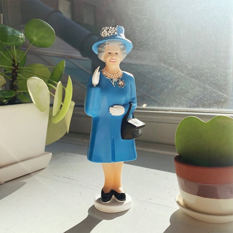 手を振るエリザベス女王｜Solar Queen 