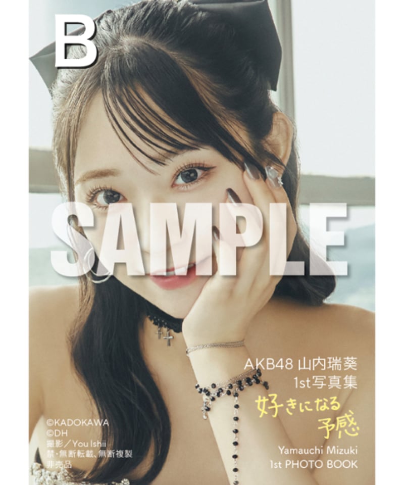 写真集1冊(直筆サイン入り)＋セルフィーステッカー(3種類からセレクト