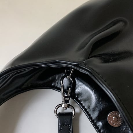 glossy gathered shoulder bag　MA1901