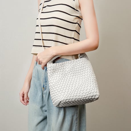 woven pattern leather tote bag with pouch　MA1892
