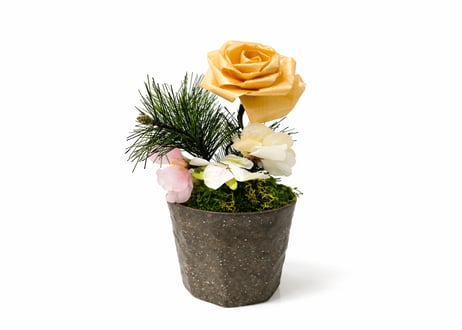 枯れない和の花 檜ウッドローズ 松と苔の和モダンアレンジ｜ひのきろうず