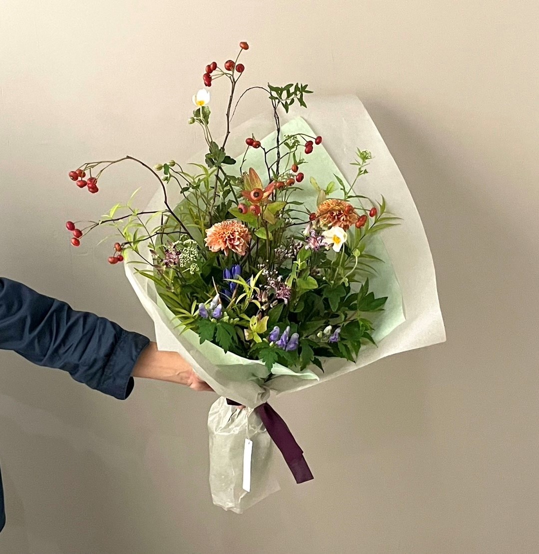【クリスマス切り花＊ブーケ＊花束】南天＊松葉＊椿の蕾＊山茶花の蕾＊クチナシ＊他 クリスマス切り花＊ブーケ＊花束】南天＊松葉＊椿の蕾＊山茶花の