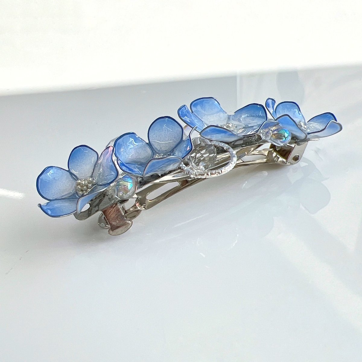 No.623  ハンドメイド バレッタ  ネモフィラ ネモフィラのビーズステッチバレッタ | iichi 日々の暮らしを