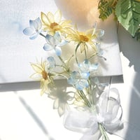 【お得なブーケ】パールイエローのひまわりとデルフォニウムのブーケ 5本セット b2029