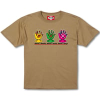 「マドハンド（見ちゃダメ、聞いちゃダメ、言っちゃダメ）」 T-shirt (サンドカーキ)