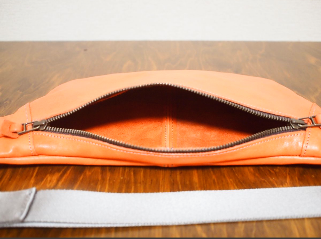 ハンドメイド】ヌメ本革 ボディバッグ クリーマー加工 オレンジ 匠職人