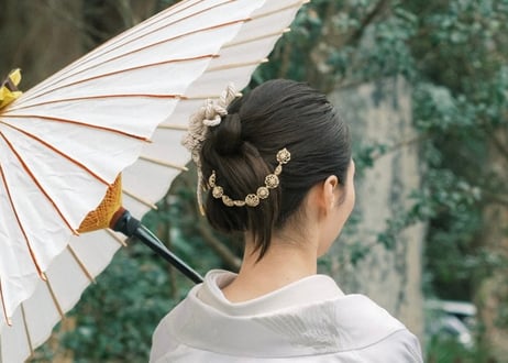 拠紐飾りと金細工　- 白茶 -